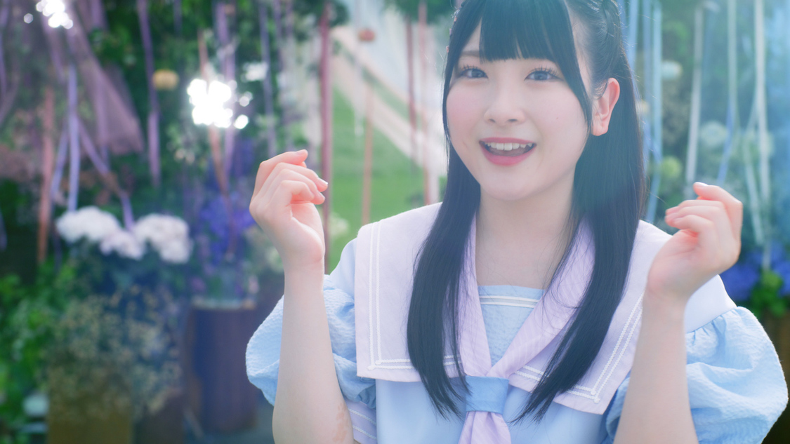 「君はこの夏、恋をする」MVより（©YOANI/KING RECORDS）