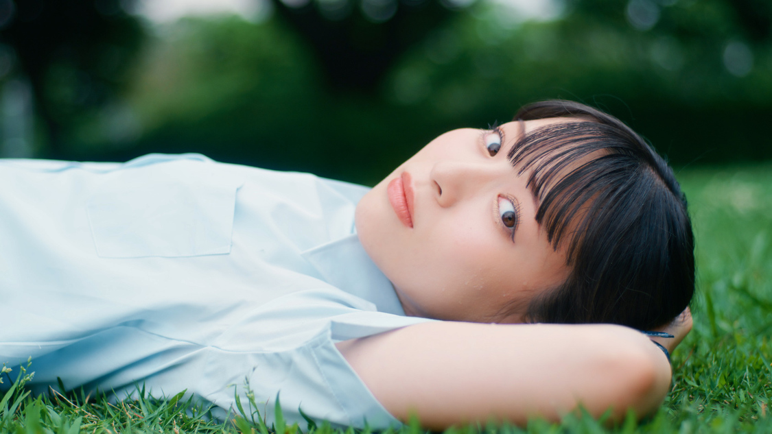 「君はこの夏、恋をする」MVより（©YOANI/KING RECORDS）