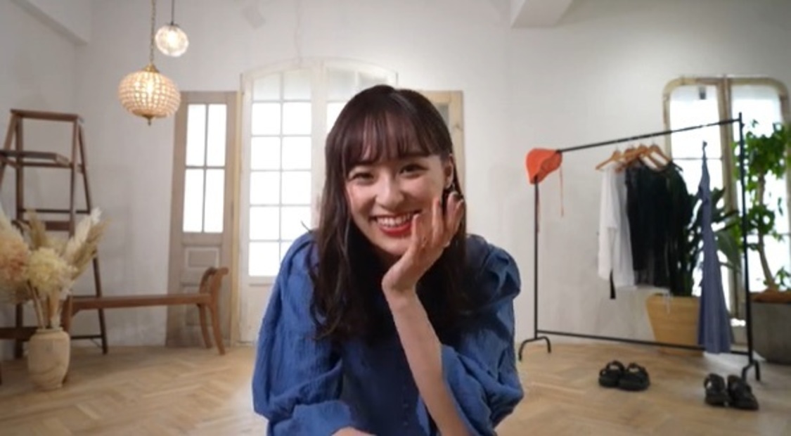 動画「【私服交換】ニコラで同期だった大谷凛香ちゃんと交換コーデしてみた🌼全部で4コーデも！」より