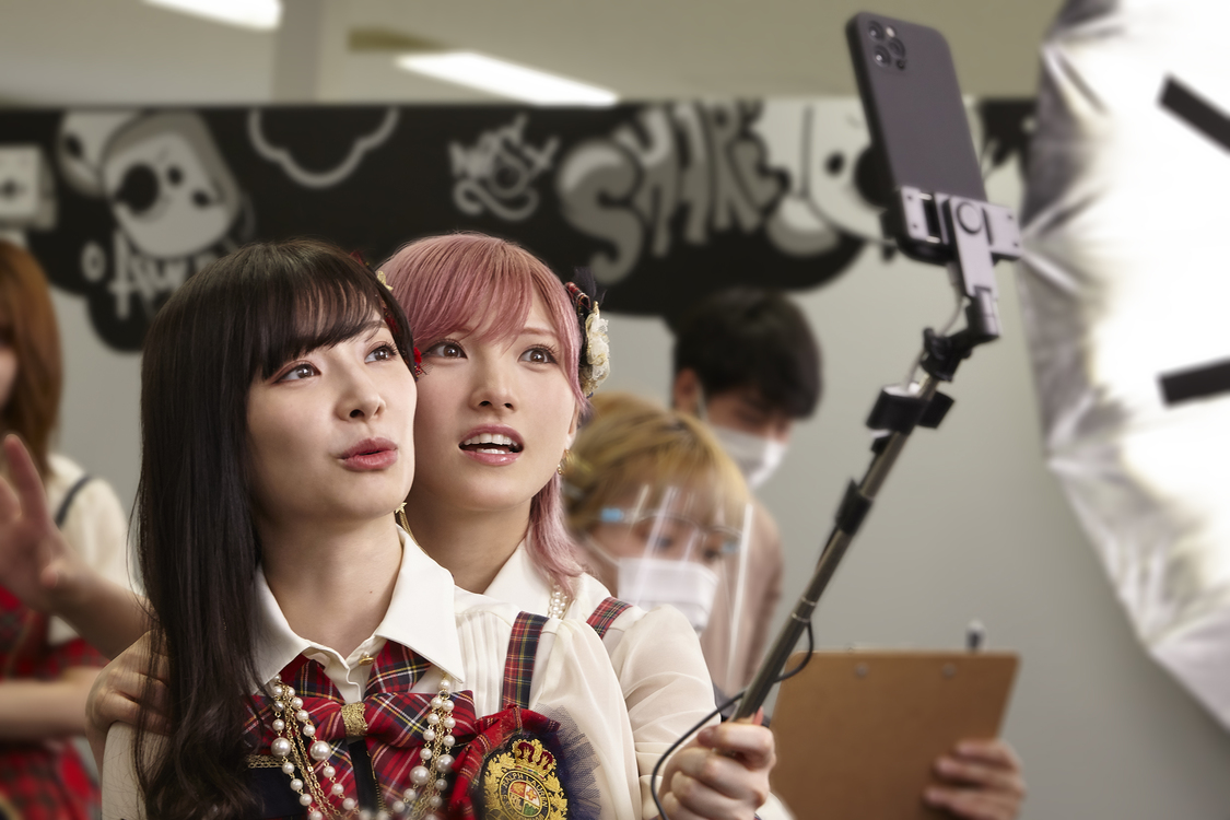 『17LIVE』新TV-CM「17LIVE「イチナナイチオシ！話題のあの人」」篇より