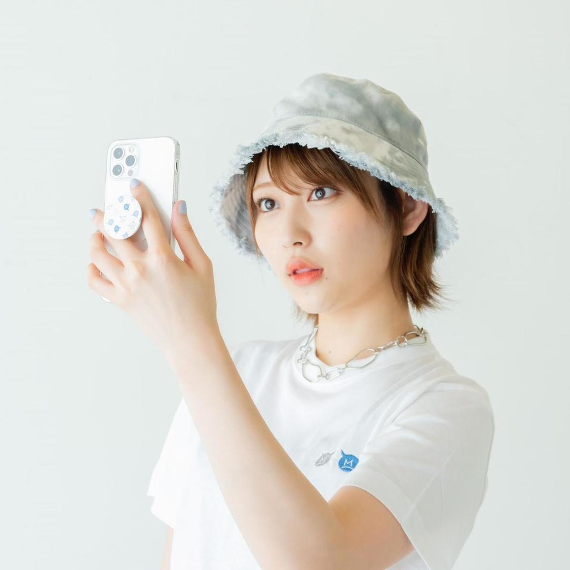 マビちゃんポップソケッツ（着用：ブルー）