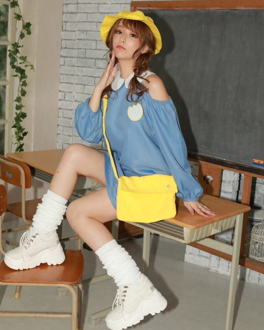 肩出し幼稚園ギャル