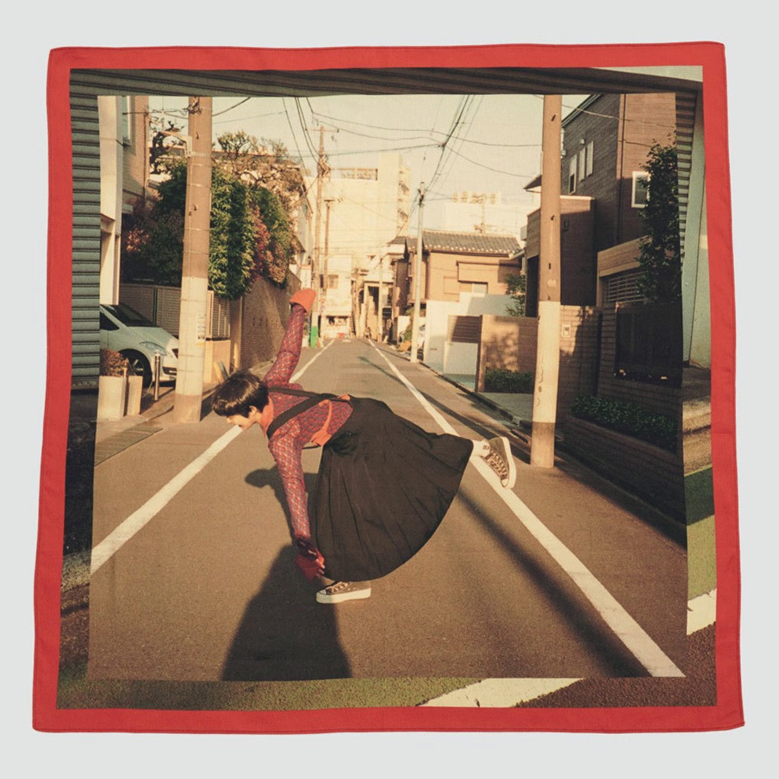 特製スカーフ（サイズ：53cm×53cm、素材：コットン）