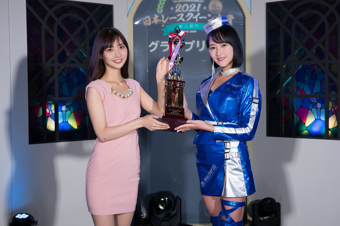 2020新人部門グランプリのあのん（写真左）からトロフィーを受け取った川瀬（写真右）