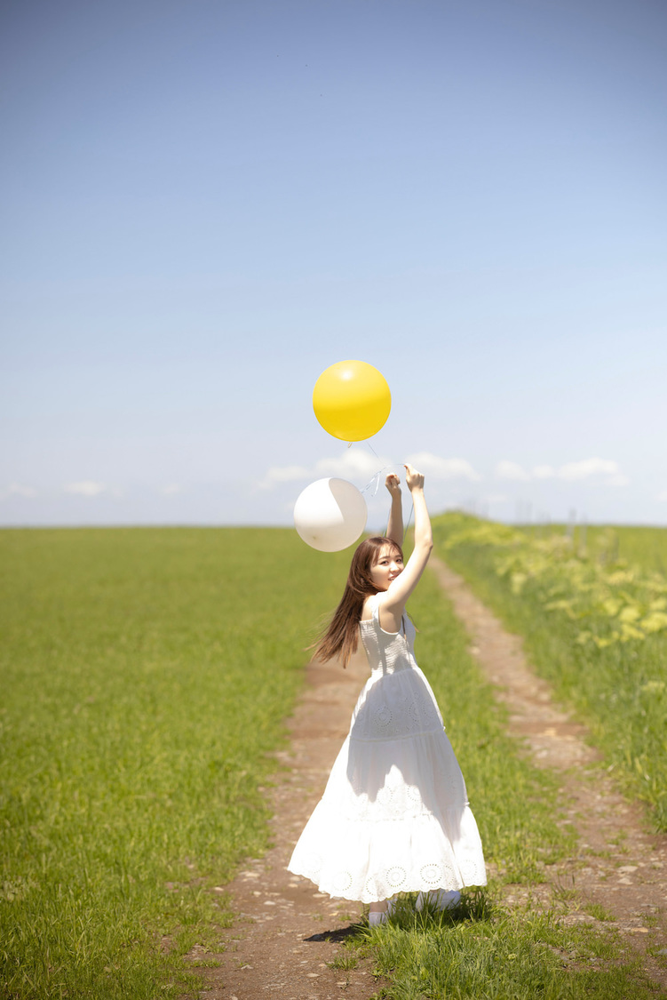 乃木坂46 渡辺みり愛 1st写真集より（撮影：彦坂栄治）