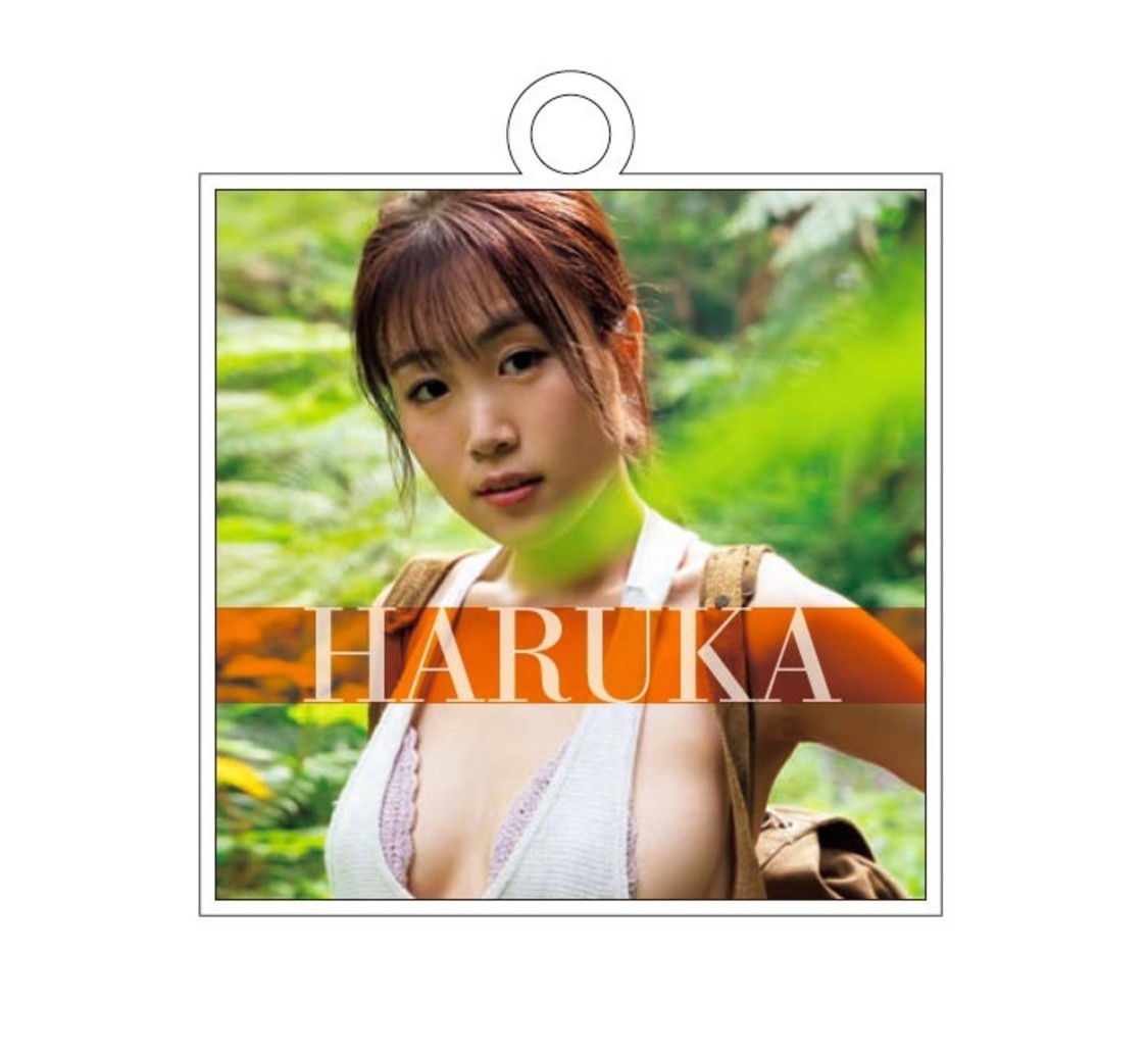 C賞：サイン付き写真集＋オリジナルキーホルダー