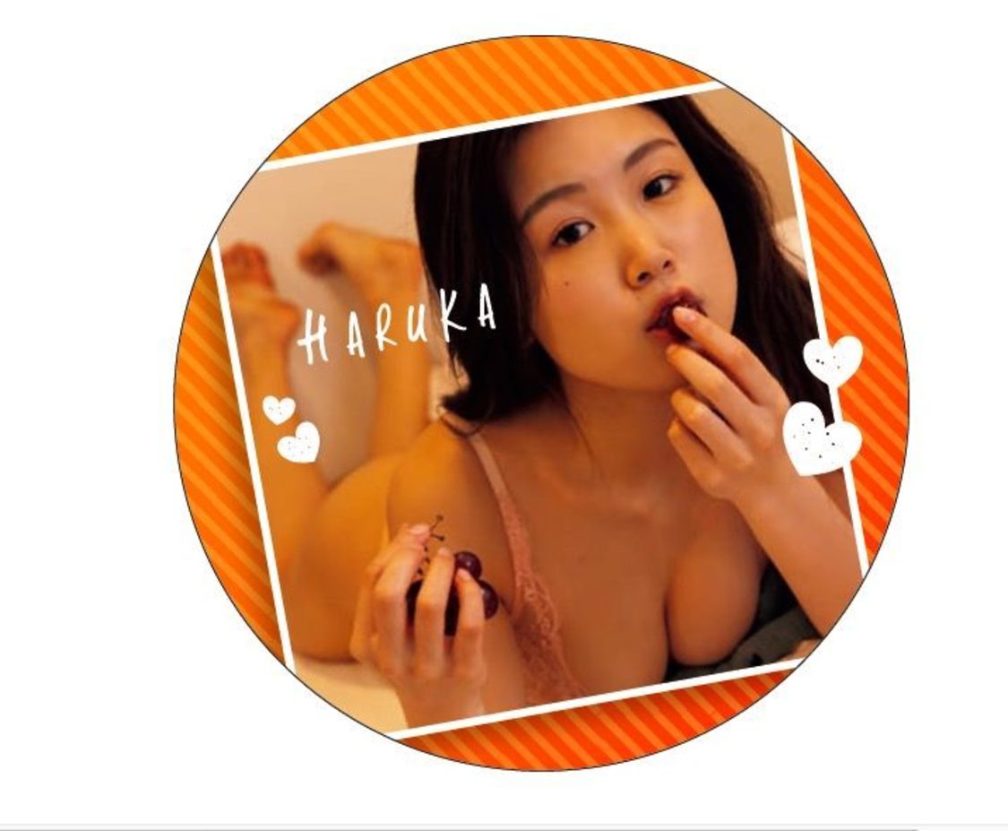 C賞：サイン付き写真集＋オリジナル缶バッジ