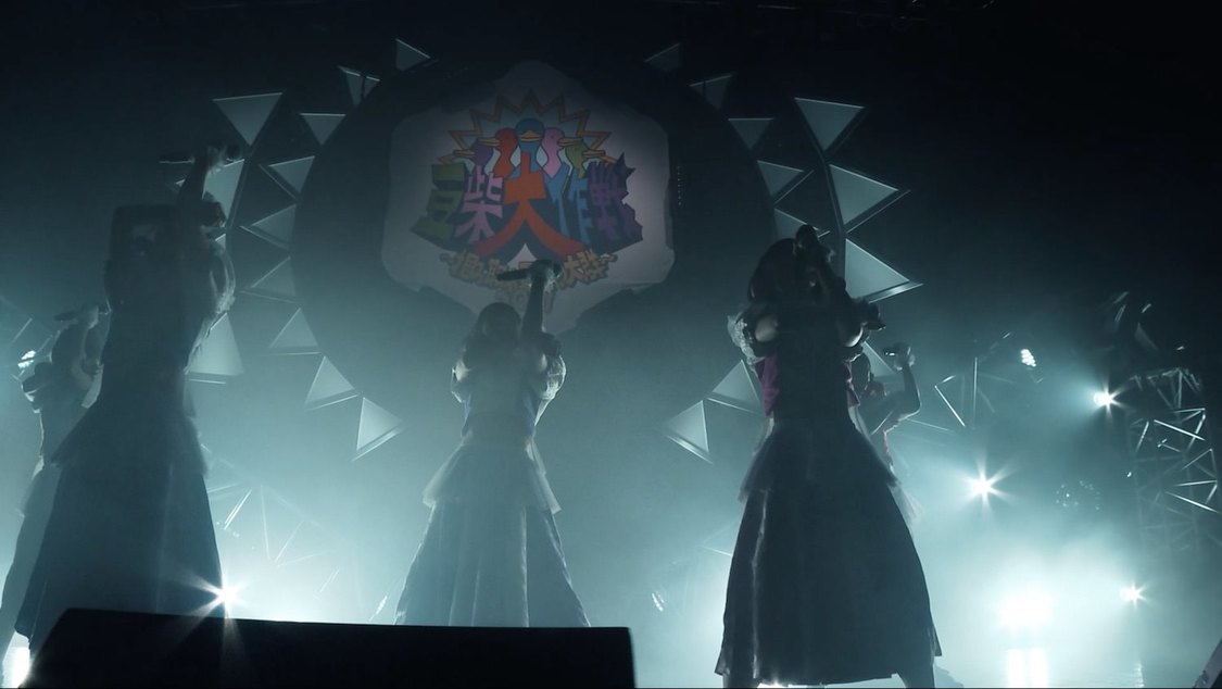 「PUT YOUR HANDS UP」ライブ映像より