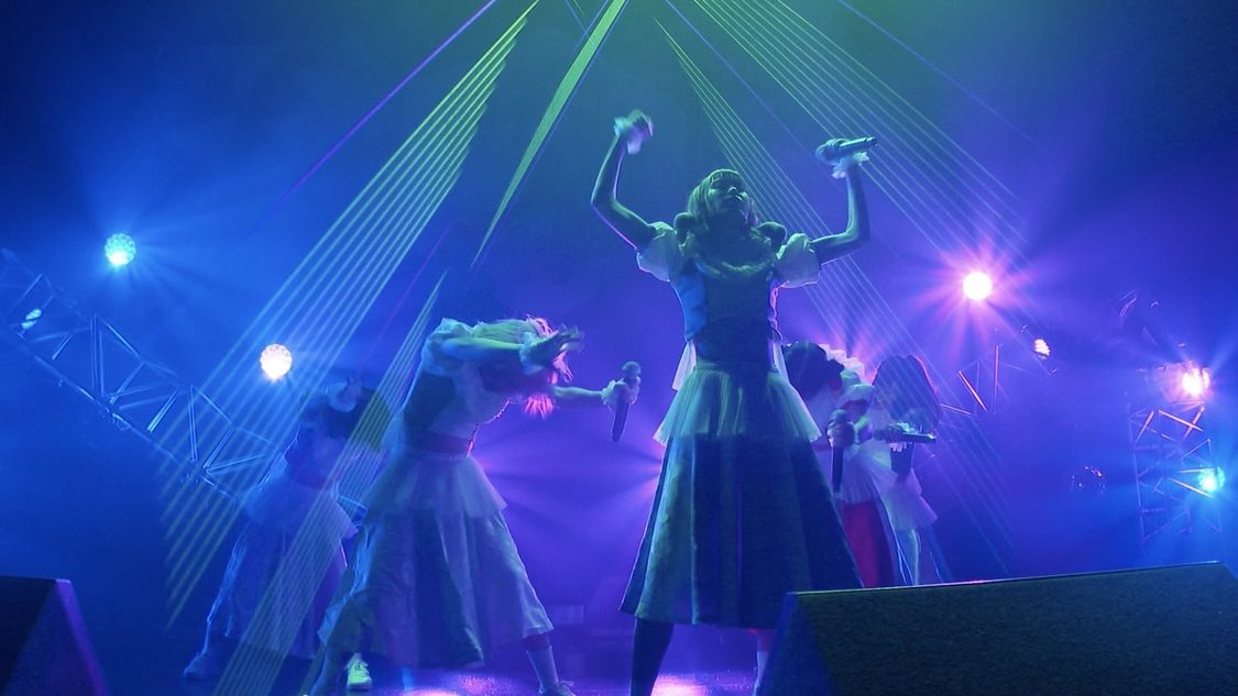 「PUT YOUR HANDS UP」ライブ映像より