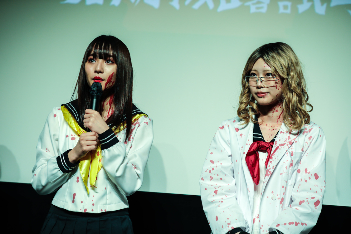 📸 画像:日高七海、替地桃子 映画『血まみれスケバンチェーンソー RED』<セント・血まみれ・バレンタイン完成披露試写会舞台挨拶>より