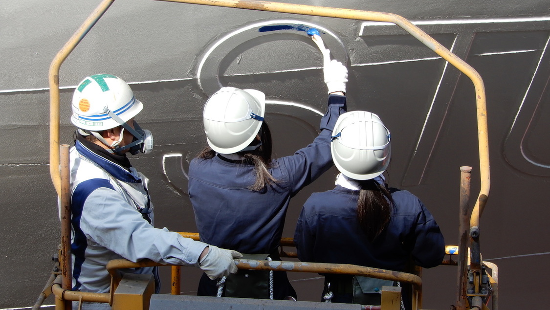 藤原あずさ＆矢野帆夏、船上劇場「STU48号」船名プレートペイント作業（2019年2月13日）