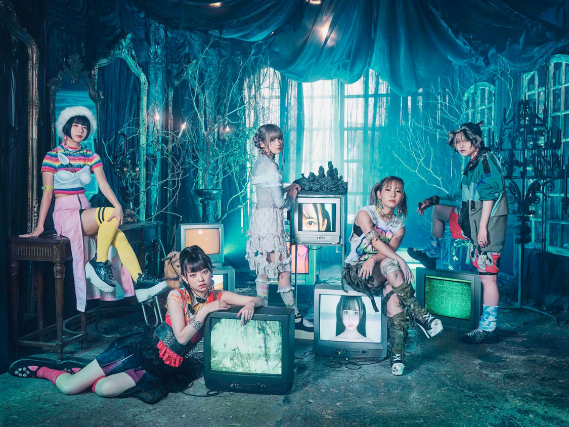 ミームトーキョー（左からMITSUKI、SAE、MEW、SOLI（TVモニター）NENE、RITO）