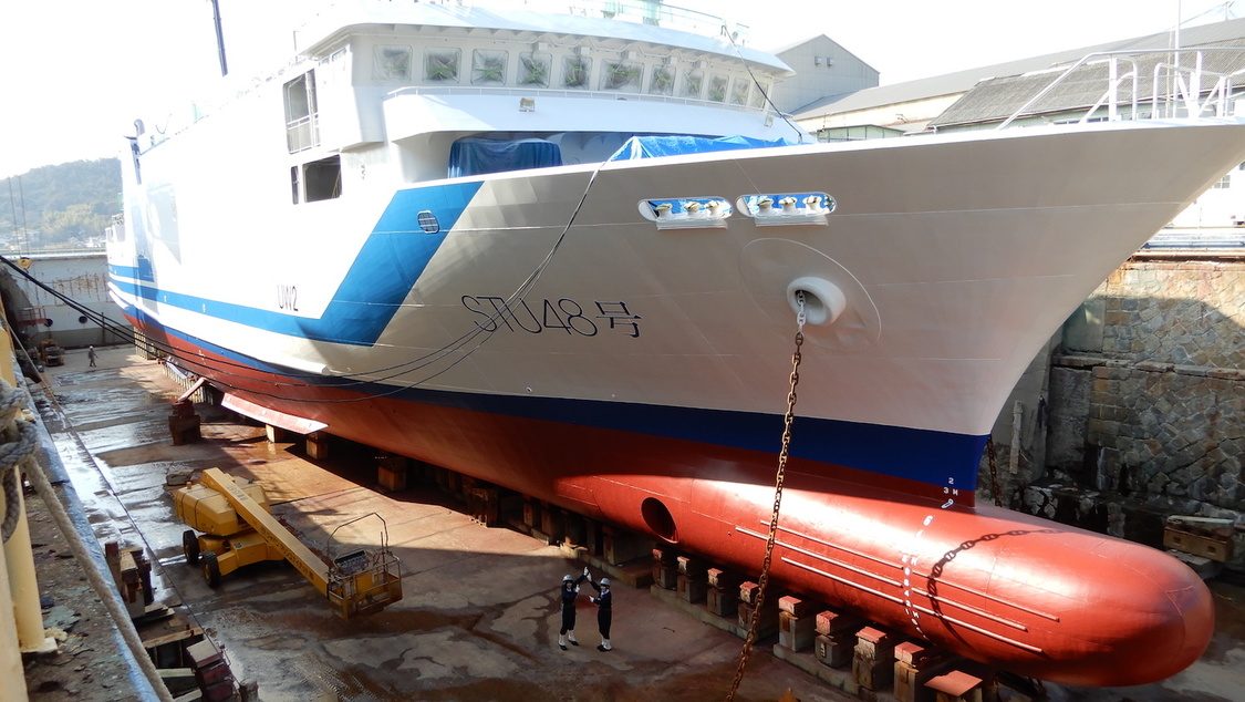 藤原あずさ＆矢野帆夏、船上劇場「STU48号」船名プレートペイント作業（2019年2月13日）