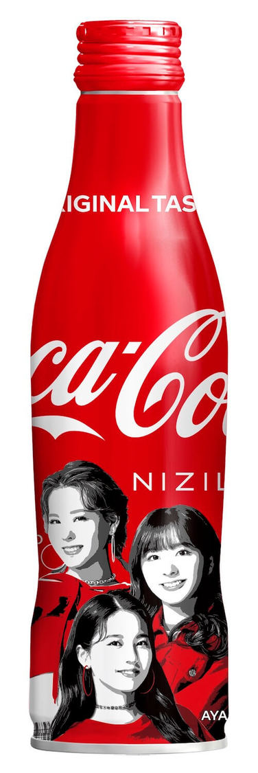 『コカ・コーラ』スリムボトルNiziUデザイン（MAKO、MIIHI、AYAKA）