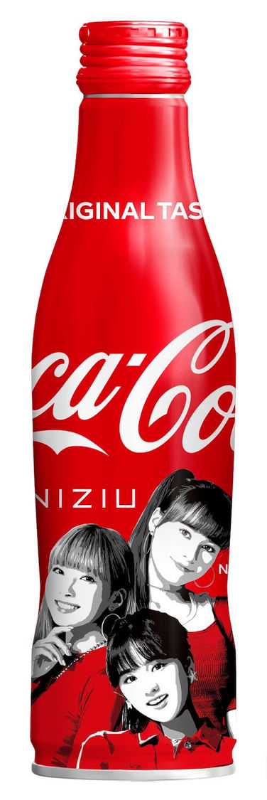 『コカ・コーラ』スリムボトルNiziUデザイン（MAYUKA、NINA、RIO）