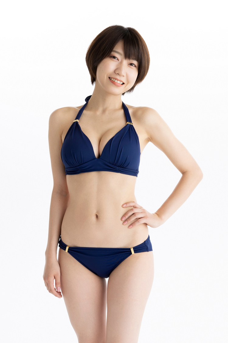 座る（©光文社／週刊FLASH　撮影：木村哲夫）