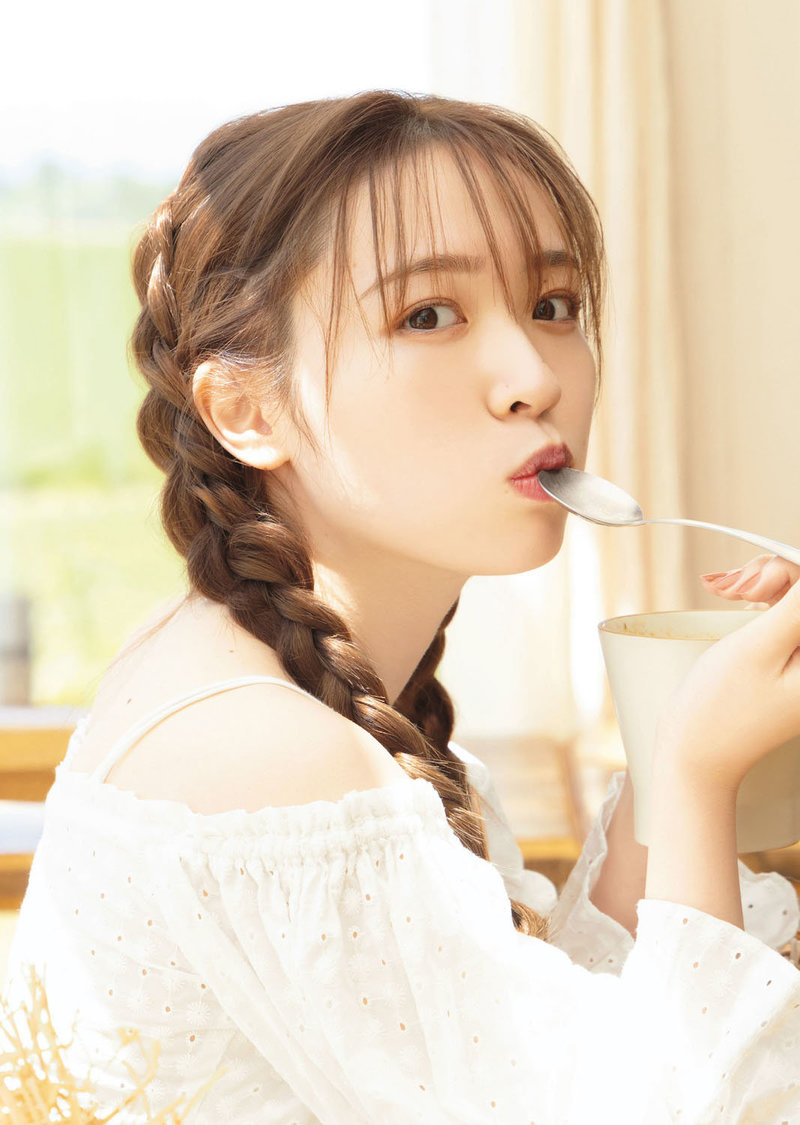 乃木坂46 渡辺みり愛 1st写真集『消極的な華やかさ』セブンネット版表紙カット（撮影：彦坂栄治）