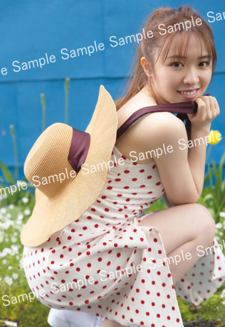 乃木坂46 渡辺みり愛 1st写真集『消極的な華やかさ』封入特典ポストカード（撮影：彦坂栄治）