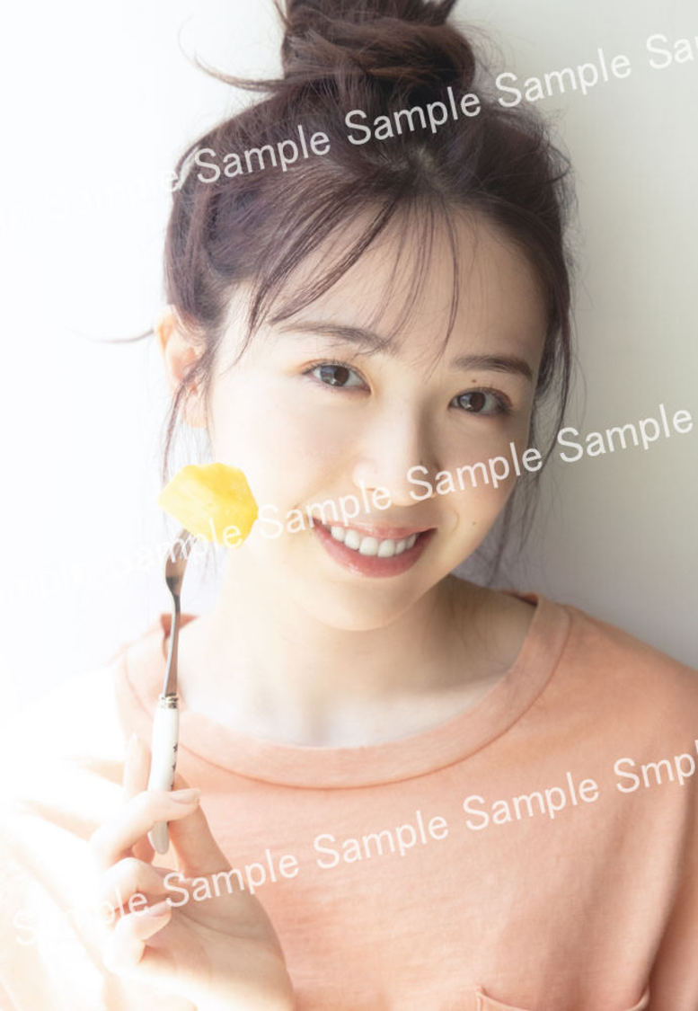 乃木坂46 渡辺みり愛 1st写真集『消極的な華やかさ』封入特典ポストカード（撮影：彦坂栄治）