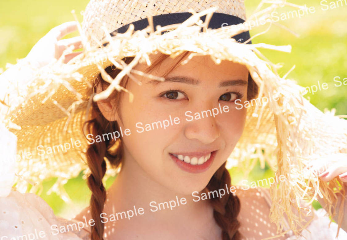 乃木坂46 渡辺みり愛 1st写真集『消極的な華やかさ』封入特典ポストカード（撮影：彦坂栄治）