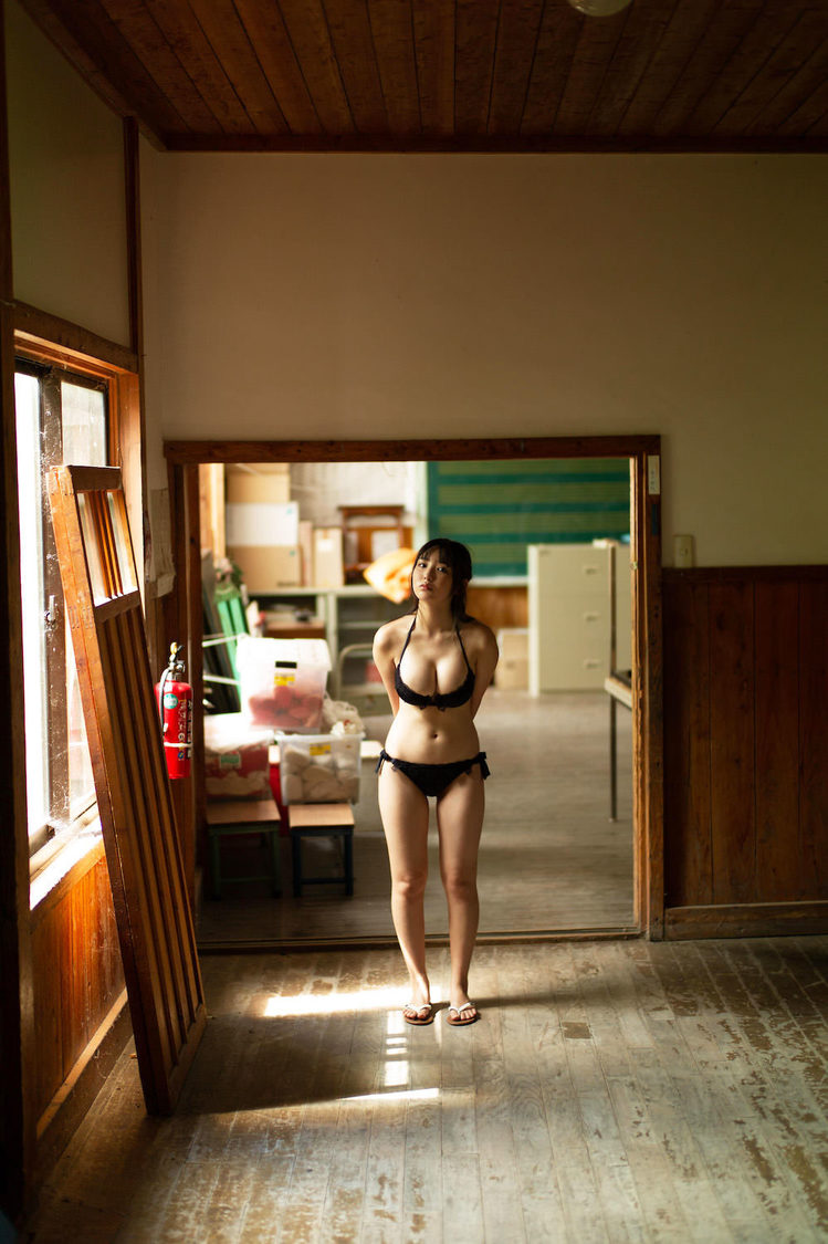 沢口愛華『1st  DVD&PHOTOBOOK（仮）』（撮影：細居幸次郎）