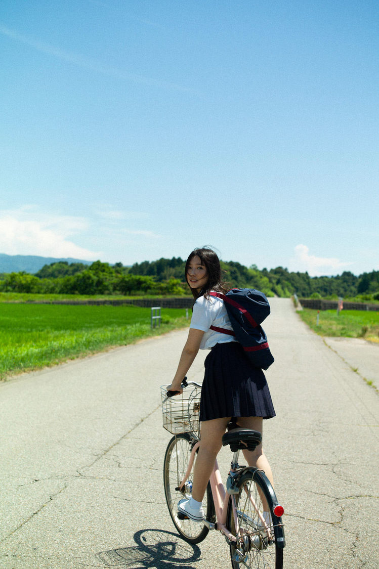 沢口愛華『1st  DVD&PHOTOBOOK（仮）』（撮影：細居幸次郎）