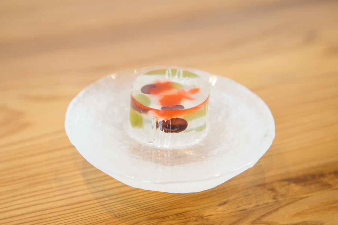 『青野総本舗』の生菓子｜26時のマスカレイド 江嶋綾恵梨「えじのお茶会体験記〜大和撫子になっちゃうよ？〜」第1回より