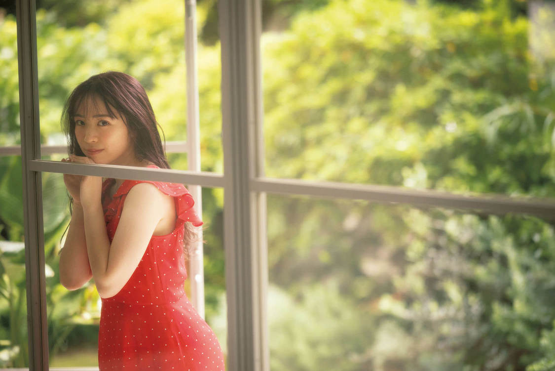 乃木坂46 渡辺みり愛 1st写真集『消極的な華やかさ』先行カット第7弾（撮影：彦坂栄治）