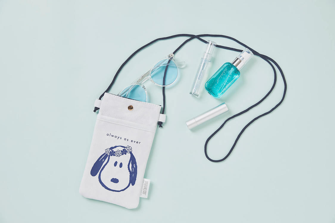 スヌーピーのお出かけポシェット（©2021 Peanuts Worldwide LLC）