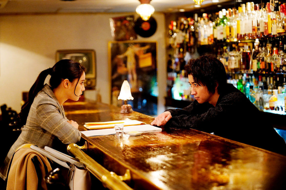 ©2021「鳩の撃退法」製作委員会 ©佐藤正午／小学館