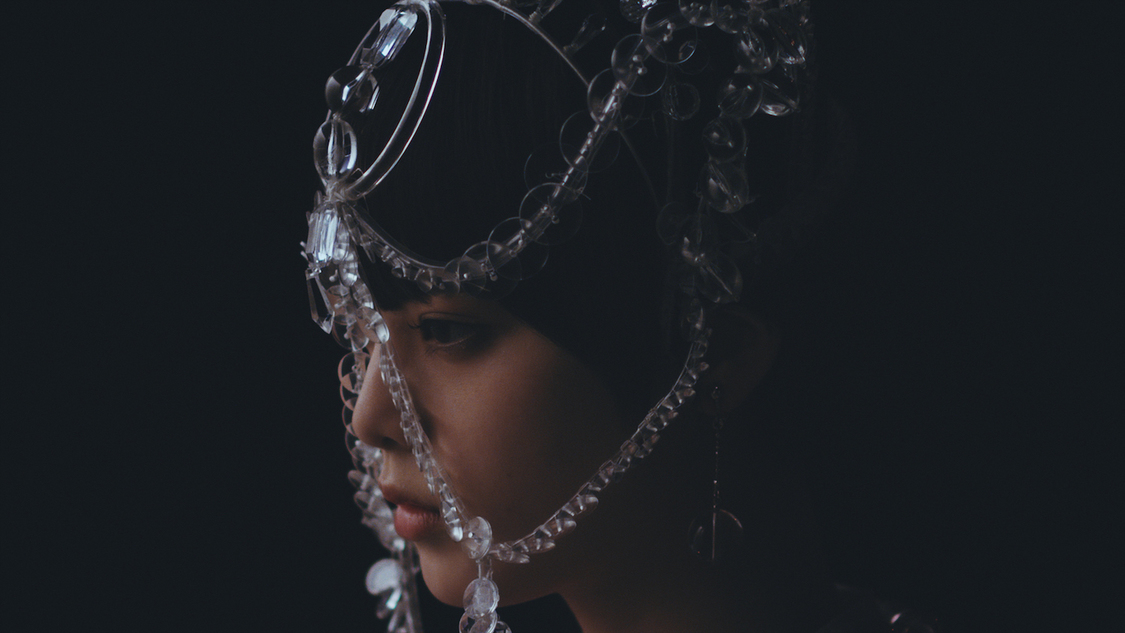 欅坂46 平手友梨奈、ANREALAGE 2019年春夏新作「CLEAR」コンセプトムービーより