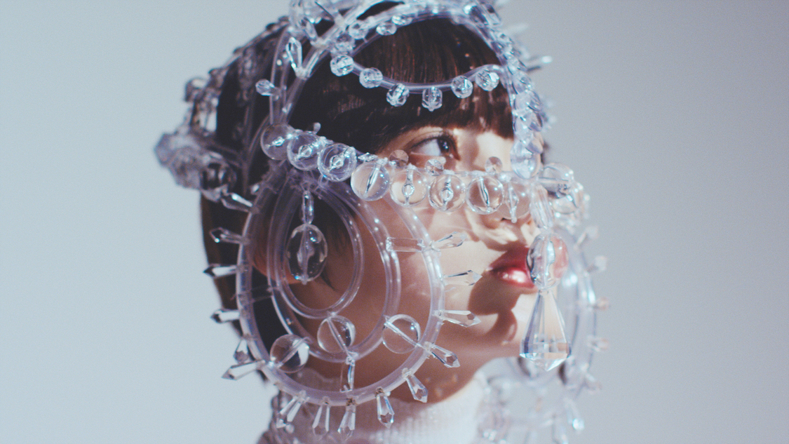 欅坂46 平手友梨奈、ANREALAGE 2019年春夏新作「CLEAR」コンセプトムービーより