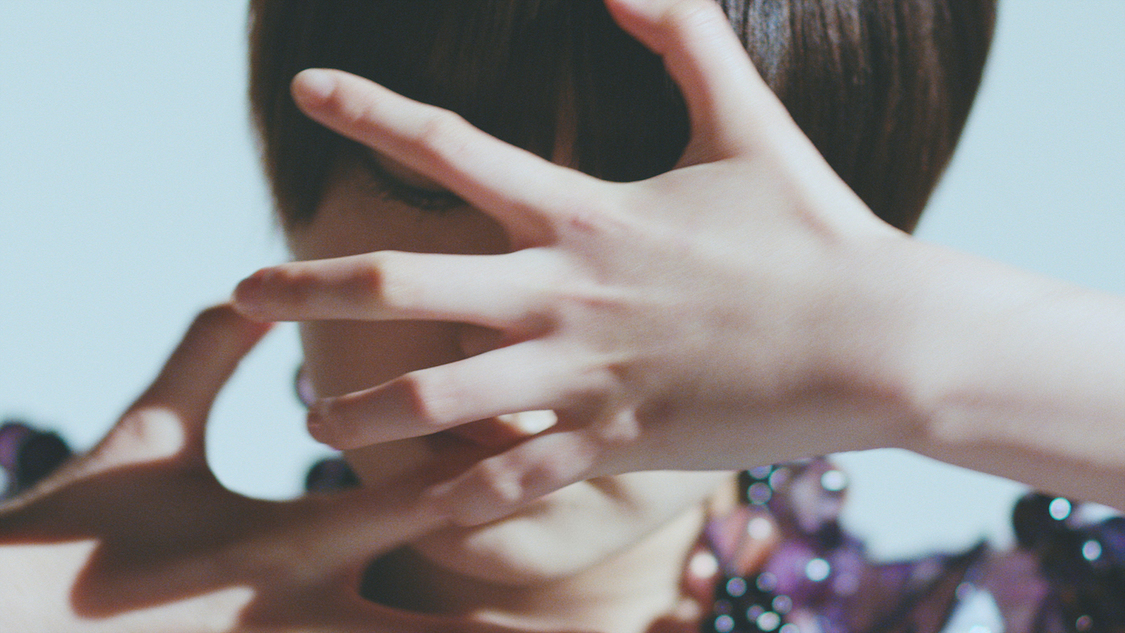 欅坂46 平手友梨奈、ANREALAGE 2019年春夏新作「CLEAR」コンセプトムービーより