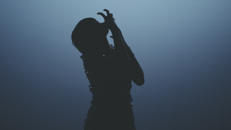 欅坂46 平手友梨奈、ANREALAGE 2019年春夏新作「CLEAR」コンセプトムービーより