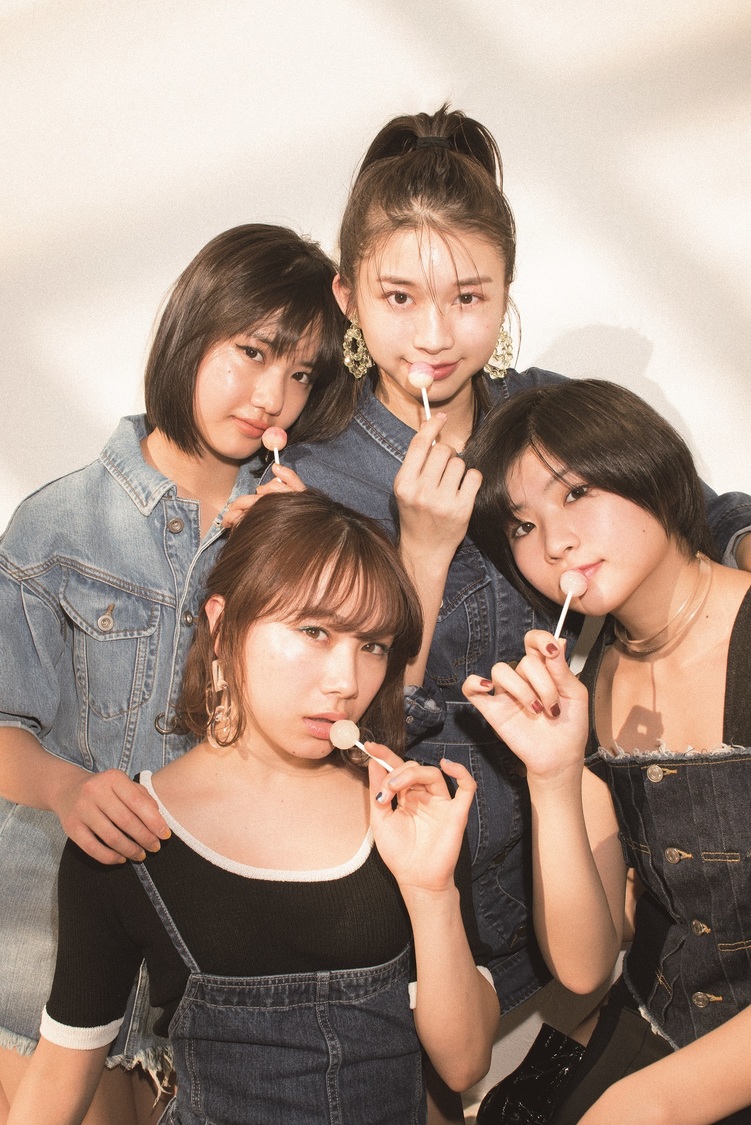 モーニング娘。'19（石田亜佑美、牧野真莉愛、加賀楓、横山玲奈）『ViVi 2019年4月号』より
