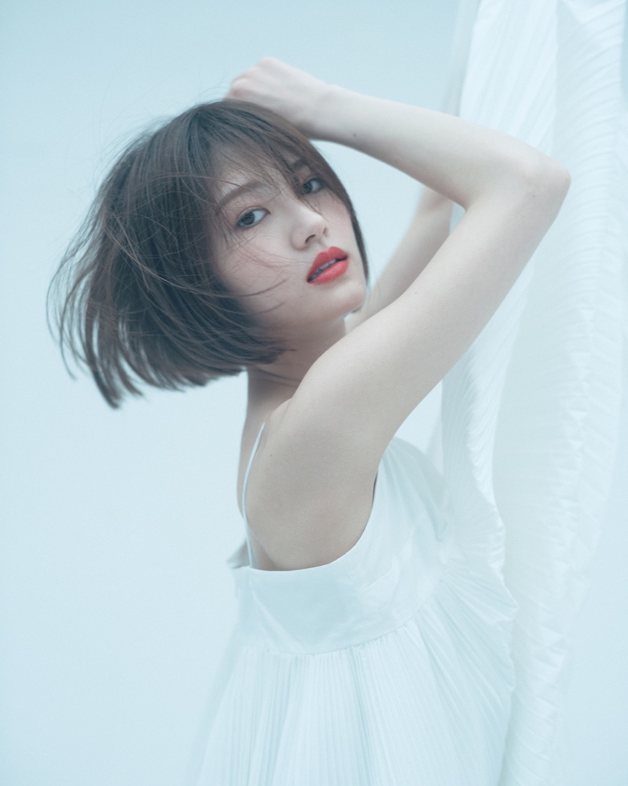 『若月佑美写真集 アンド チョコレート』収録カットより（撮影：嶌村吉祥丸）