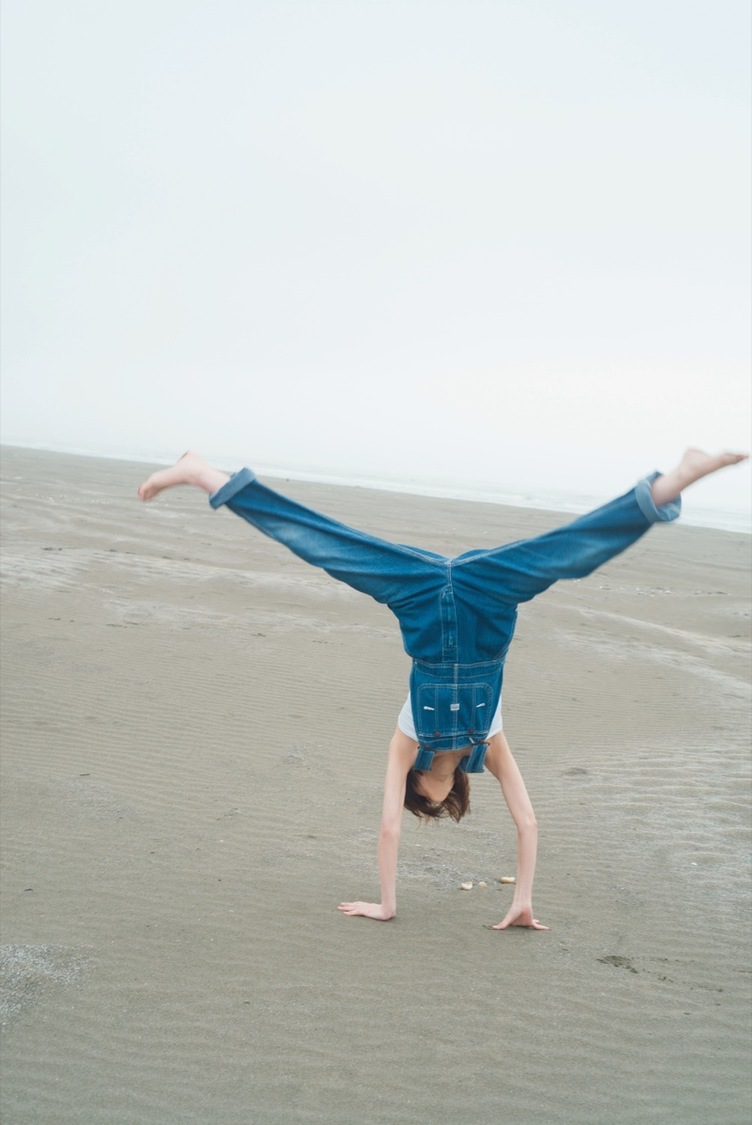 『若月佑美写真集 アンド チョコレート』収録カットより（撮影：嶌村吉祥丸）