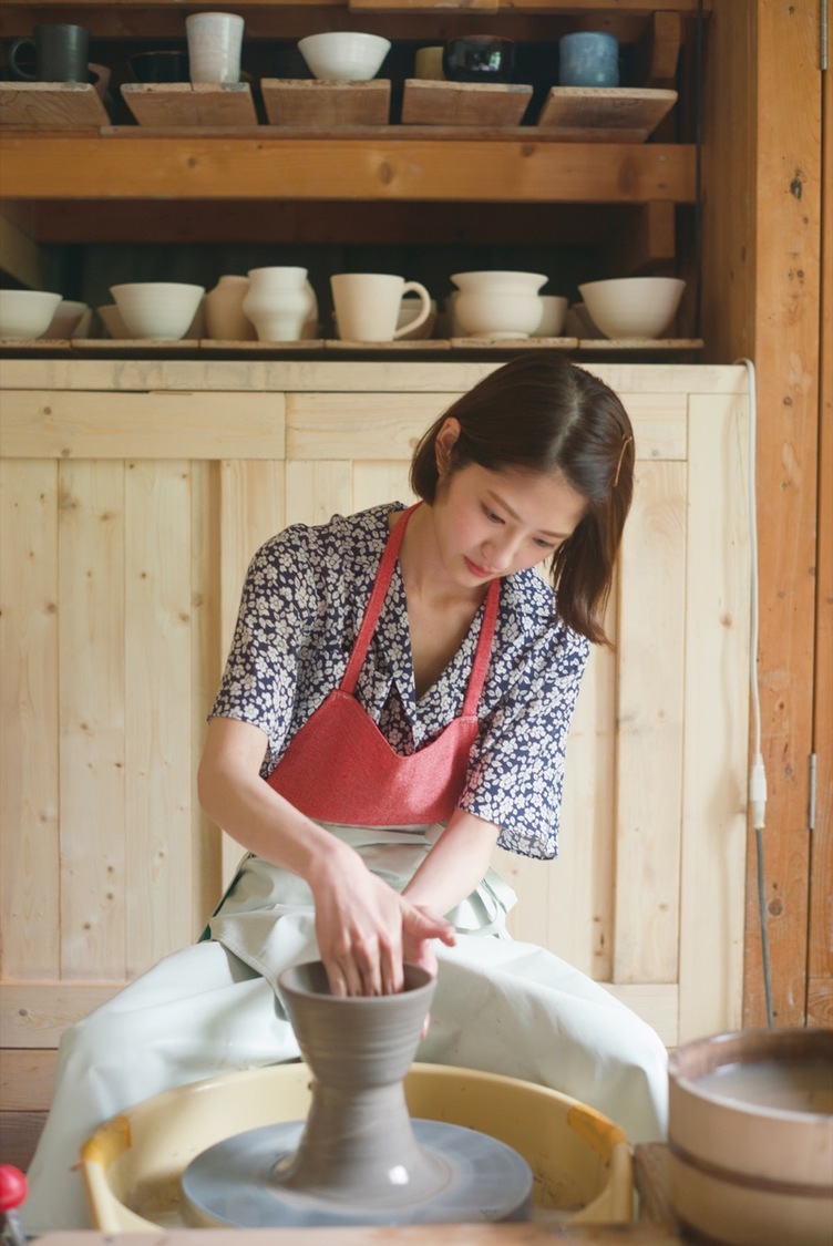 『若月佑美写真集 アンド チョコレート』収録カットより（撮影：嶌村吉祥丸）