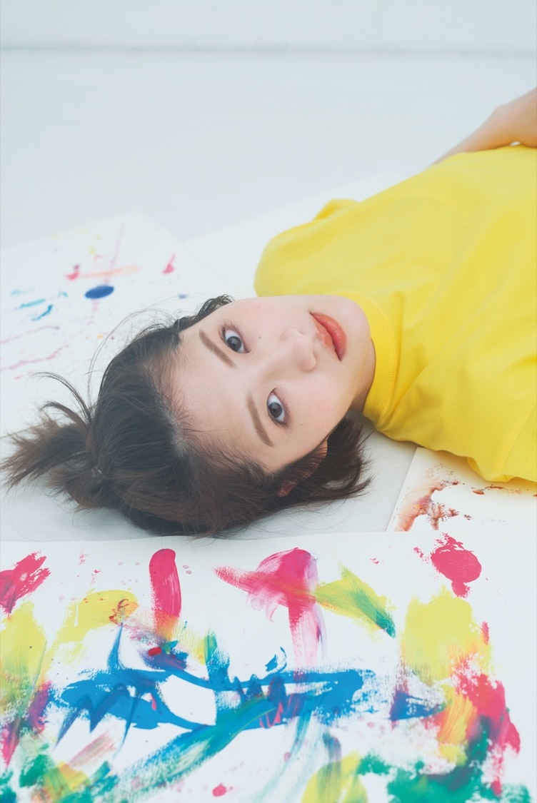 『若月佑美写真集 アンド チョコレート』収録カットより（撮影：嶌村吉祥丸）