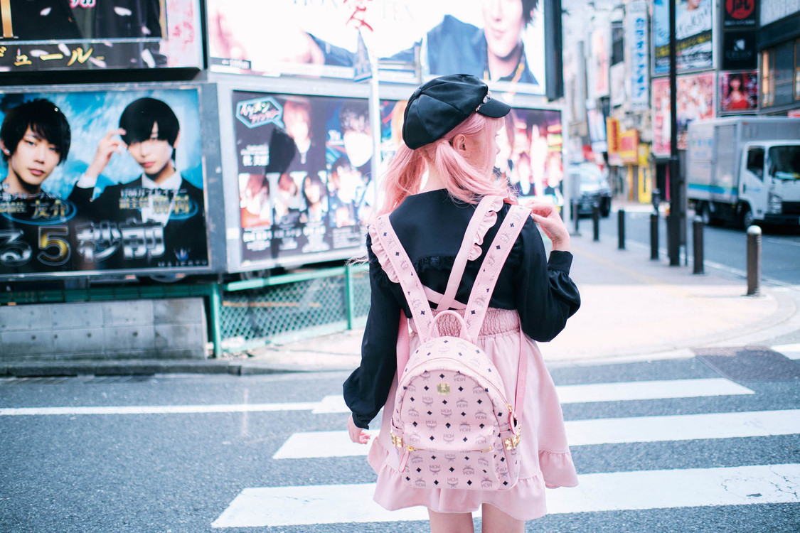 『望月める写真集　mell』より