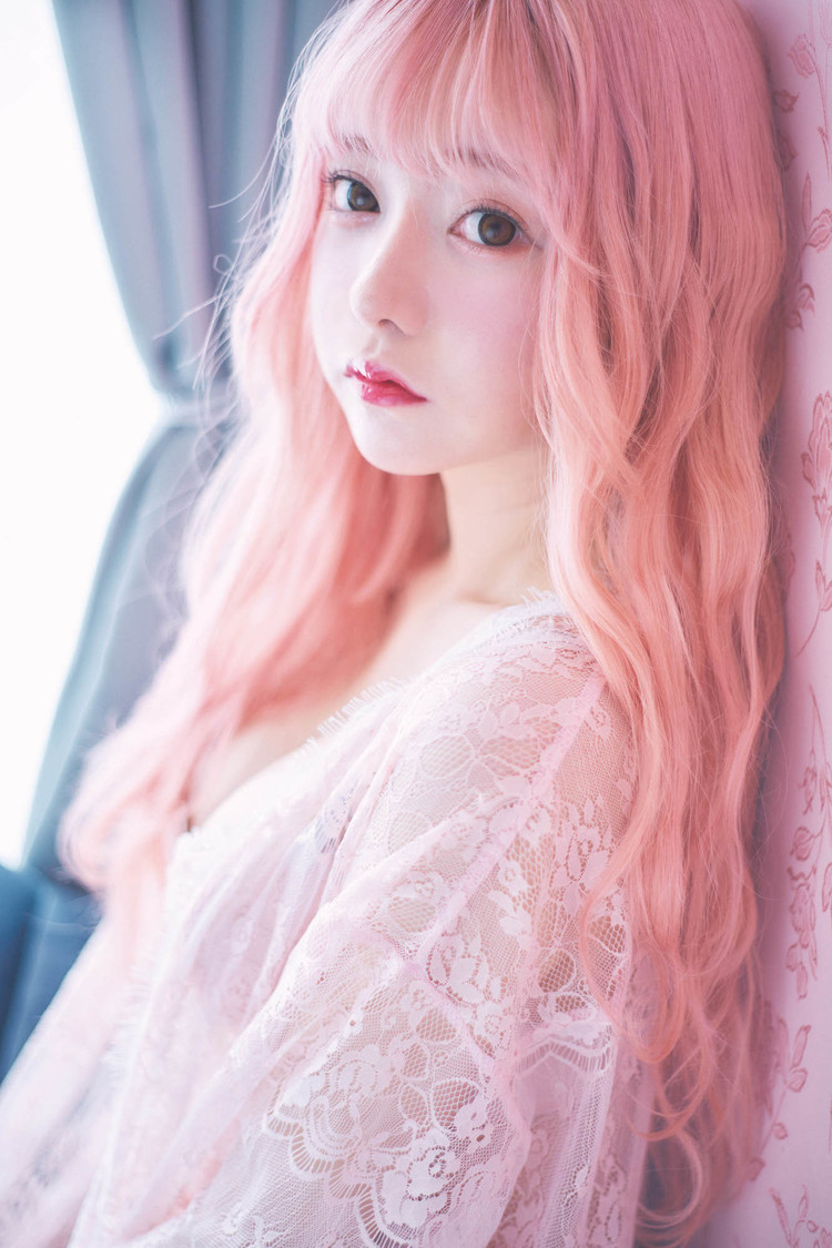 『望月める写真集　mell』より