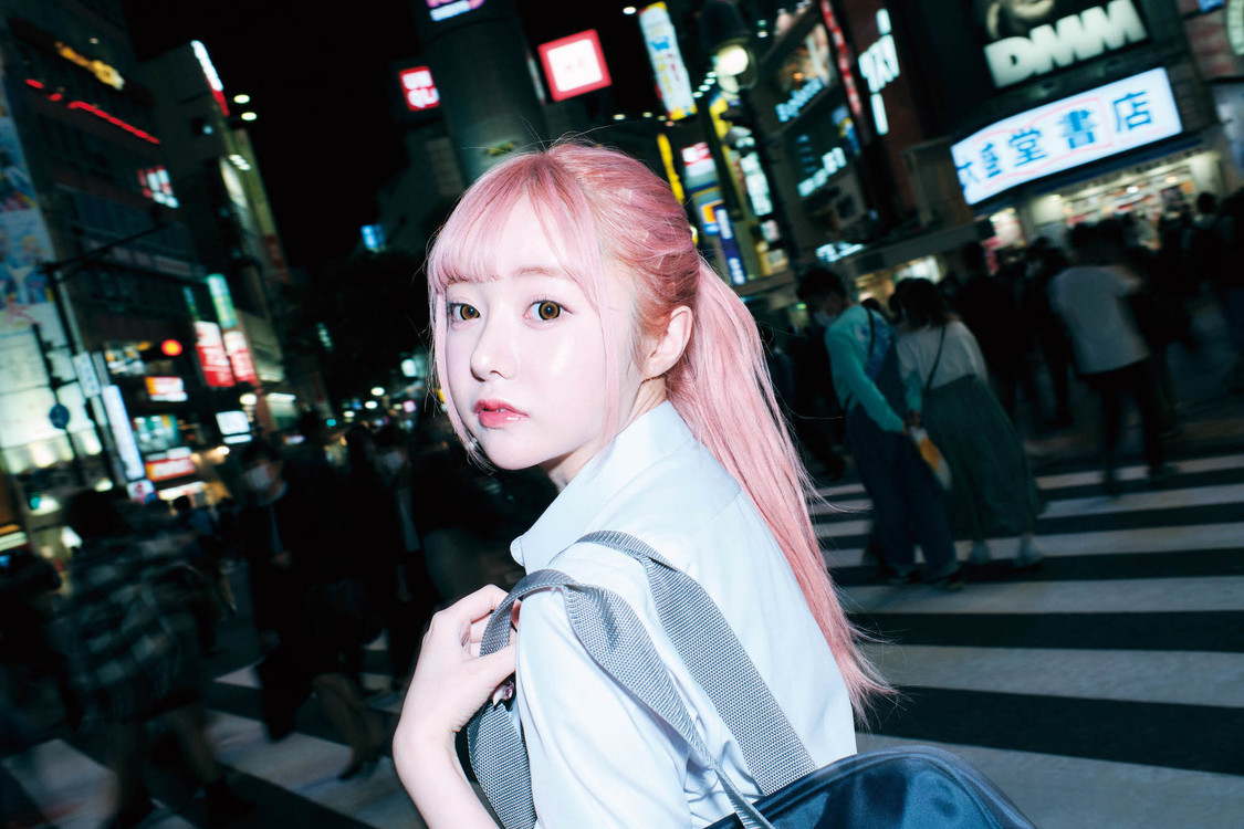 『望月める写真集　mell』より