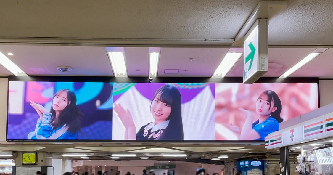 小田急電鉄 新宿駅デジタルウォールより（©乃木坂46LLC／Y&N Brothers Inc.©gumi）