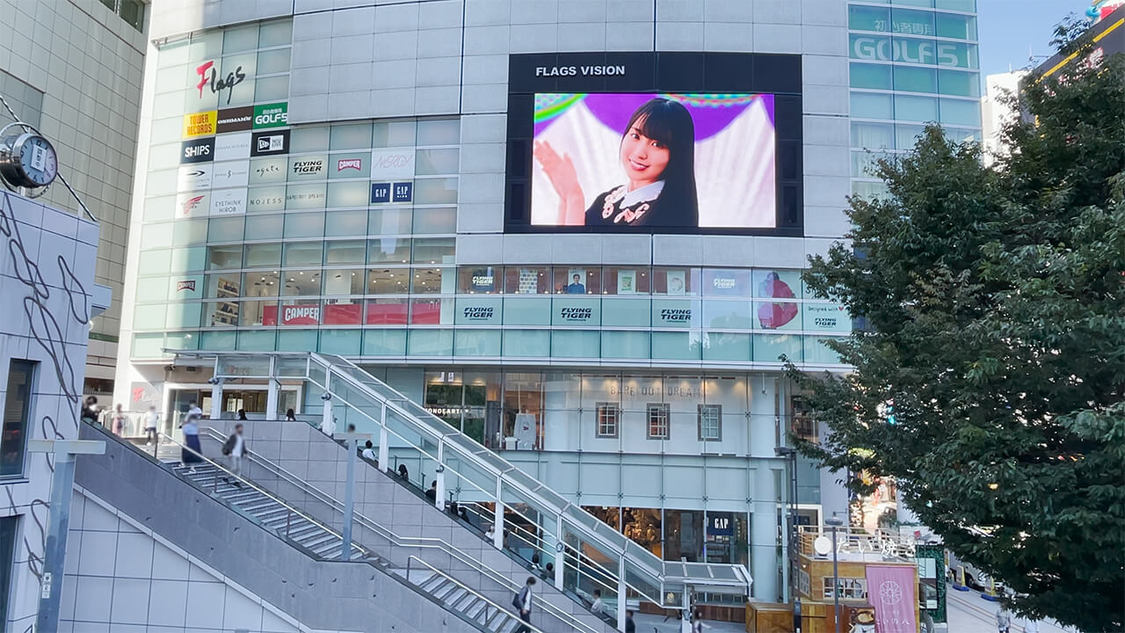 小田急電鉄新宿駅 フラッグスビジョンより（©乃木坂46LLC／Y&N Brothers Inc.©gumi）
