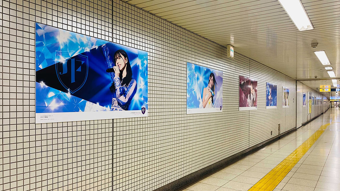 乃木坂駅より（©乃木坂46LLC／Y&N Brothers Inc.©gumi）