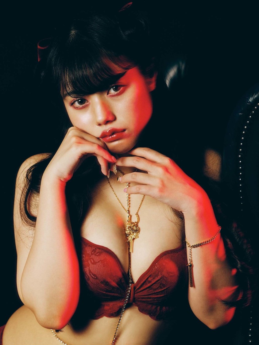 村田実果子（BLACKNAZARENE）『PnR』vol.1誌面カット（撮影：西槇太一）