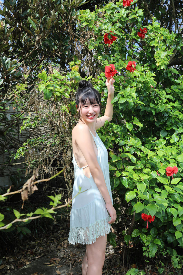 我妻ゆりか 1st写真集『わがままゆりかの天使な笑顔』より（©田口 まき／小学館）