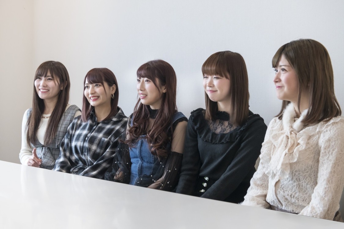 愛乙女☆DOLL（左から佐野友里子、太田里織菜、愛迫みゆ、ハルナ、佐倉みき）