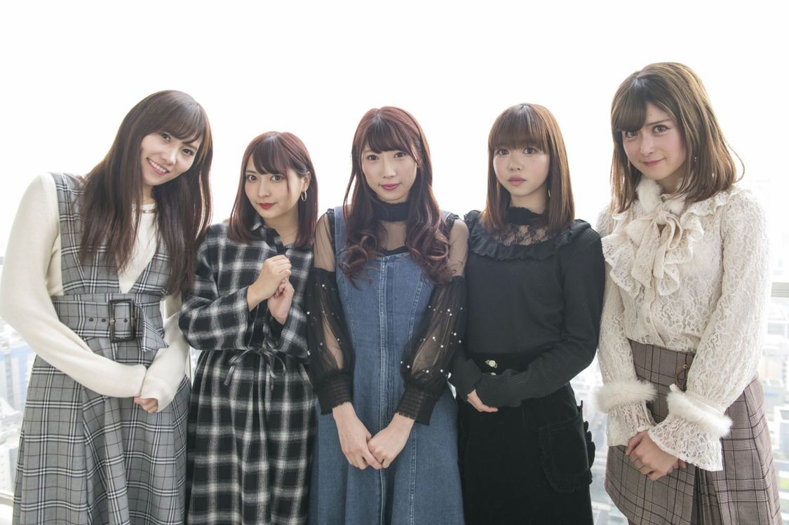愛乙女☆DOLL（左から佐野友里子、太田里織菜、愛迫みゆ、ハルナ、佐倉みき）