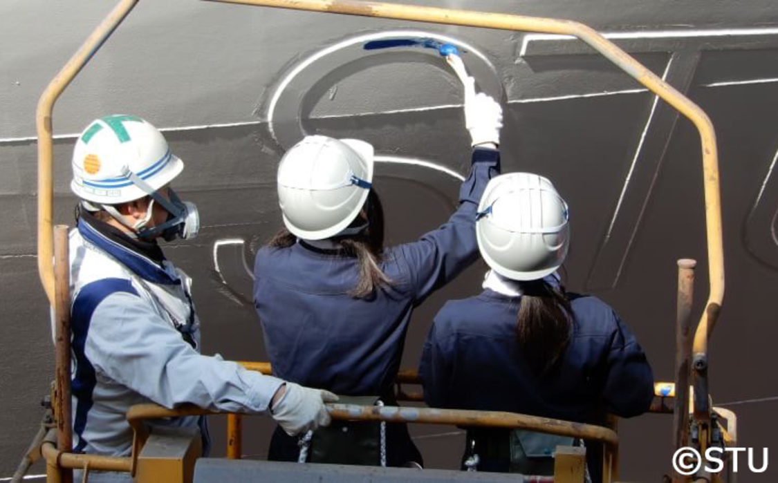 船名を塗装するSTU48メンバー藤原あずさと矢野帆夏